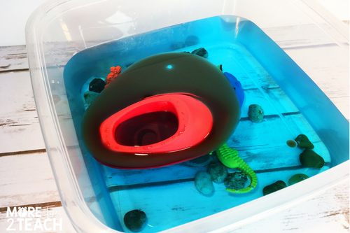 Help your kids understand the disastrous effects of water pollution with this Oil Spill Experiment. This hands on science activity will allow them to see for themselves exactly how difficult cleaning up oil spills in the ocean really are. 